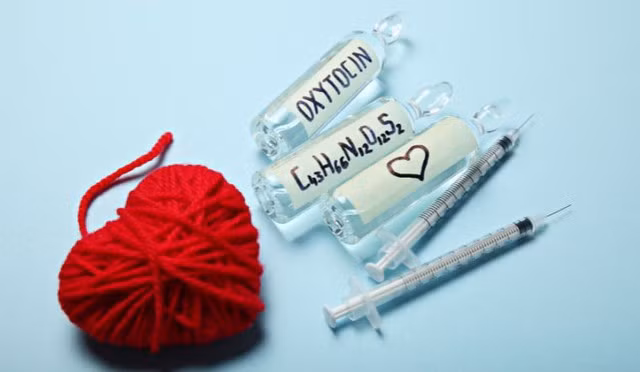 Một cái ôm đơn giản mà chân thành hoặc cử chỉ âu yếm có thể làm tăng mức độ oxytocin trong máu.