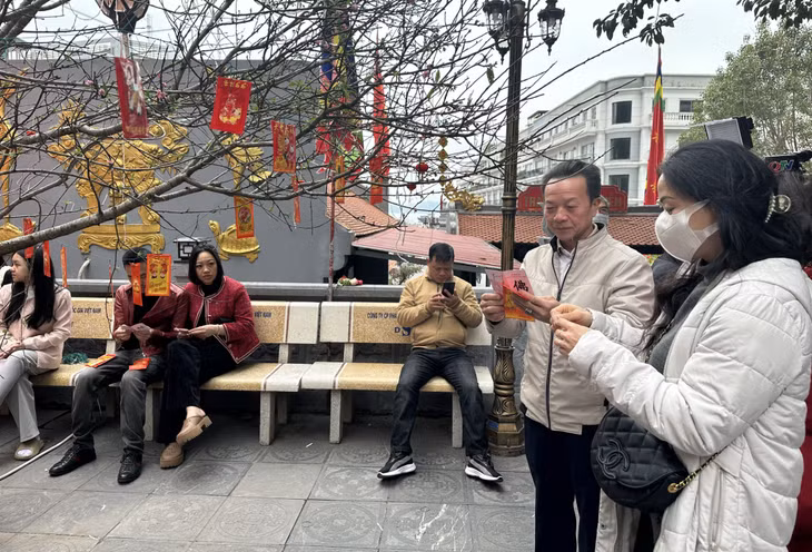 Đeo khẩu trang nơi đông người là cách tốt nhất phòng tránh bệnh hô hấp.