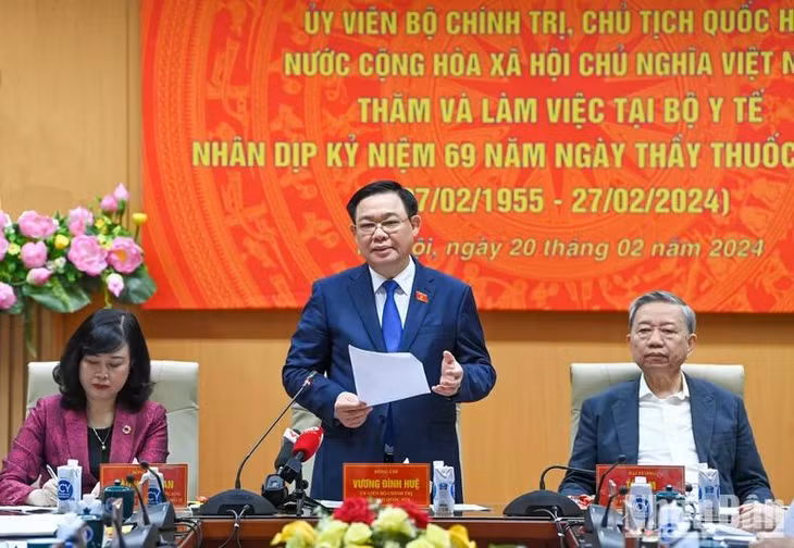 Chủ tịch Quốc hội Vương Đình Huệ phát biểu kết luận cuộc làm việc.