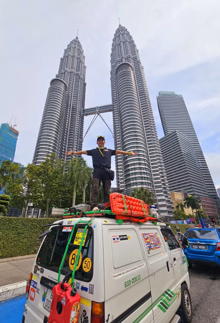 Blogger Trần Đặng Đăng Khoa check-in tại tháp đôi Petronas ở Kuala Lumpur, Malaysia. Ảnh: NVCC