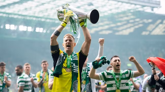 Hart đã giành 2 chức vô địch Ngoại hạng Scotland cùng Celtic