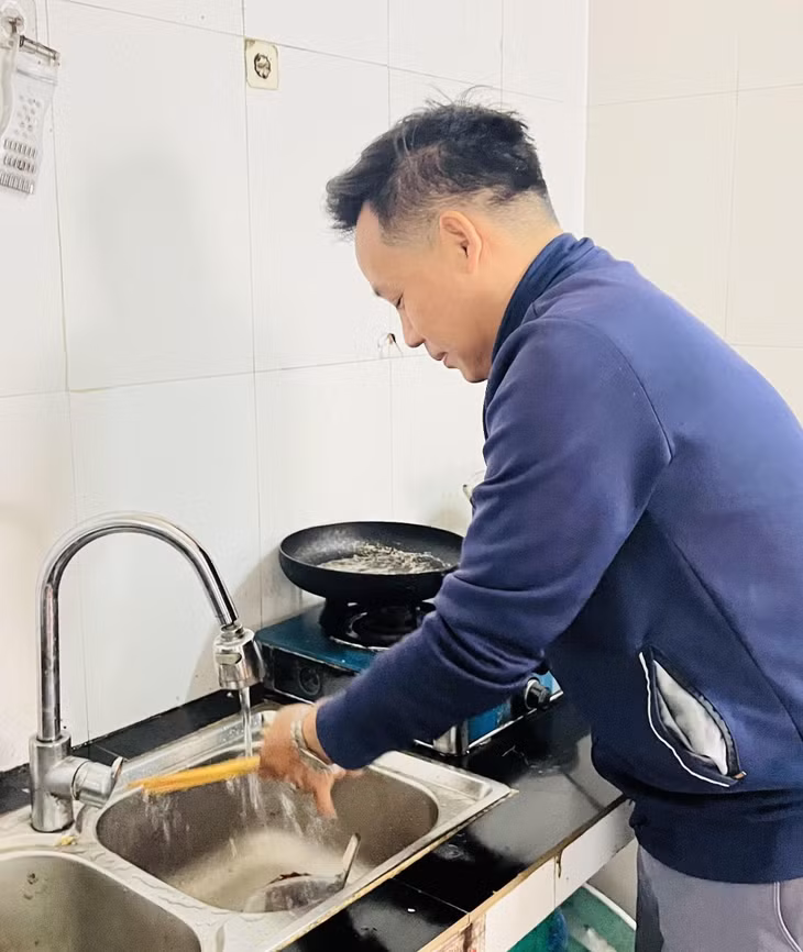 Anh Diệp Văn Hưng, thôn Trại Thụ, xã Tràng Lương phấn khởi khi được sử dụng nước sạch.