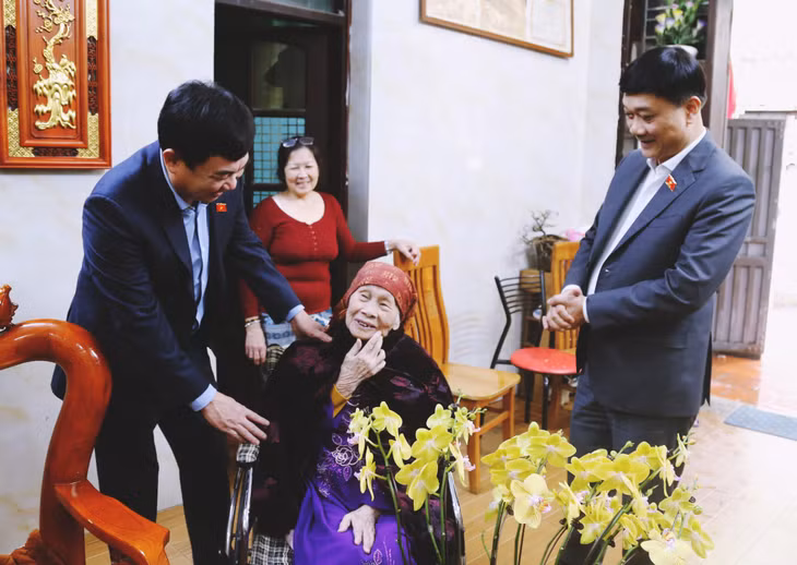 Các đại biểu Quốc hội tỉnh ân cần hỏi thăm, chúc Tết Mẹ Việt Nam anh hùng Nguyễn Thị Thiếp, trú tại khu 6, phường Hà Tu, TP Hạ Long (2-2024). Ảnh: Nguyễn Thanh