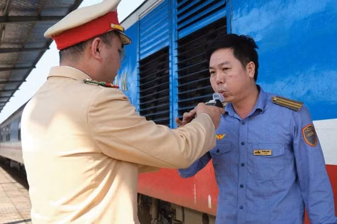 CSGT Công an Hà Tĩnh kiểm tra nồng độ cồn với một lái tàu khi đi qua ga Yên Trung (huyện Đức Thọ). Ảnh: Công an Hà Tĩnh.