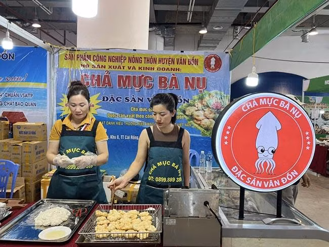 Chả mực Bà Nụ tham gia Hội chợ triển lãm hàng công nghiệp, nông thôn tiêu biểu khu vực phía Bắc năm 2023 tại Cung Quy hoạch, Hội chợ và Triển lãm tỉnh. (Ảnh đơn vị cung cấp)