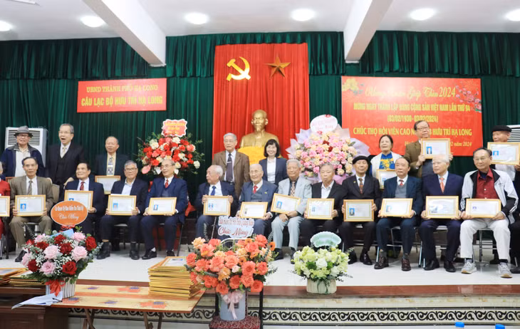 Hội viên cao tuổi Câu lạc bộ Hưu trí Hạ Long nhận chứng nhận và quà chúc thọ.