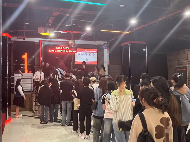 Khán giả xếp hàng vào rạp xem “Đào, phở và piano” ngày 20.2. Ảnh: Huyền Chi