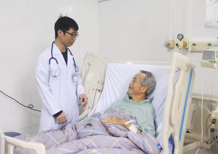 Bệnh nhân Nguyễn T bị ngộ độc lá lộc mại rất nghiêm trọng; sau khi được cấp cứu, điều trị hồi sức bệnh nhân đã thoát nguy kịch.