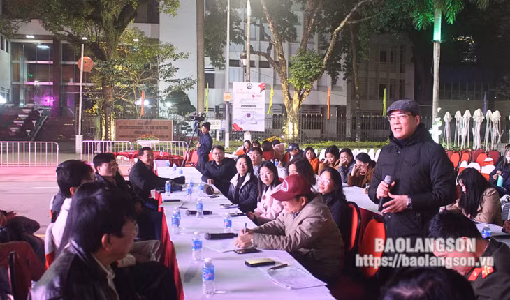 Đồng chí Phó Chủ tịch Thường trực UBND tỉnh, Trưởng Ban Tổ chức Lễ hội Hoa đào Xứ Lạng và các hoạt động mừng Đảng, mừng Xuân Giáp Thìn – năm 2024 phát biểu tại buổi tổng duyệt