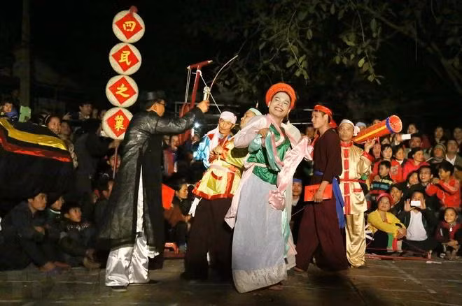 Diễn xướng "Tứ dân chi nghiệp" do nông dân ở Tứ Xã biểu diễn, mang lại tiếng cười sảng khoái cho người xem. (Ảnh: Trung Kiên/TTXVN)