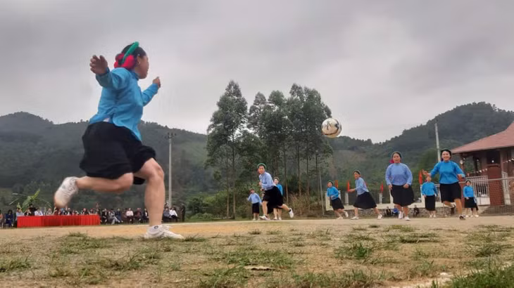 Một trận thi đấu của các CLB Bóng đá nữ xã Húc Động.