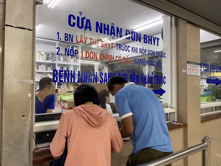 Người dân nhận thuốc theo đơn BHYT. Ảnh: Đan Phương/Báo Tin tức
