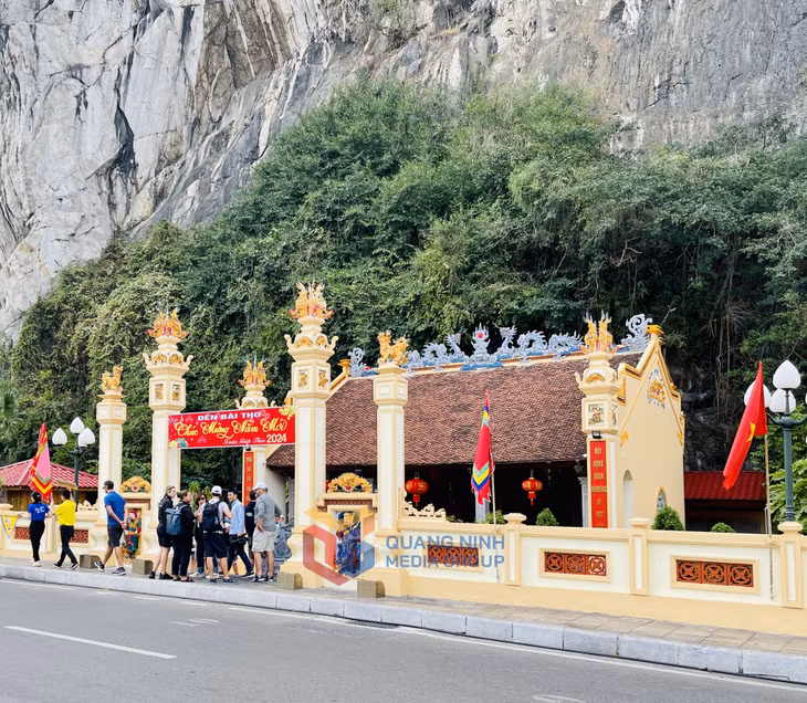 Khu Di tích văn hóa núi Bài Thơ là một trong những điểm dừng chân thú vị của đoàn khi tham gia chương trình Free Walking Tour Ha Long.