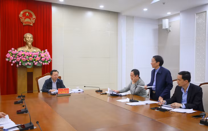 Lãnh đạo Sở Xây dựng báo cáo các nội dung tại cuộc họp.