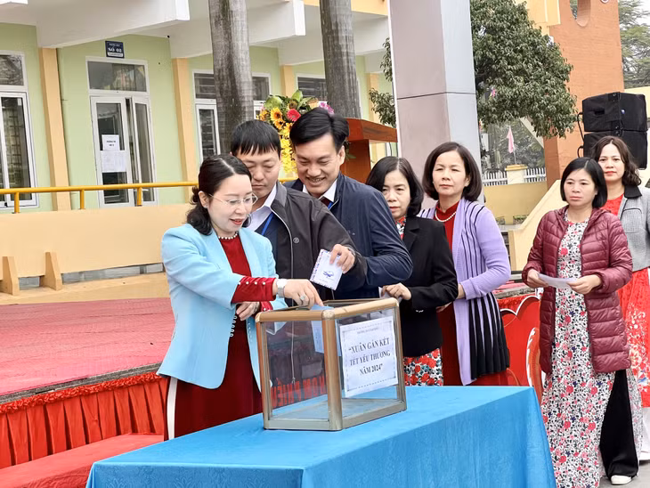 Thầy cô giáo, học sinh Trường THCS Mạo Khê I ủng hộ cho quỹ thắp sáng ước mơ của trường trong hoạt động ngoại khóa "Xuân gắn kết, Tết yêu thương".