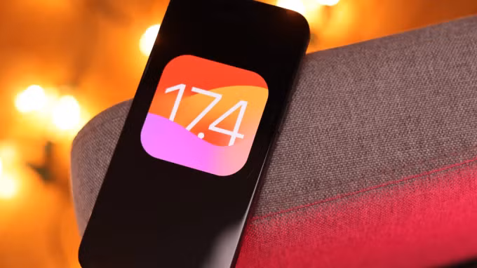 Một iPhone hiển thị biểu tượng iOS 17.4. Ảnh: 9to5mac