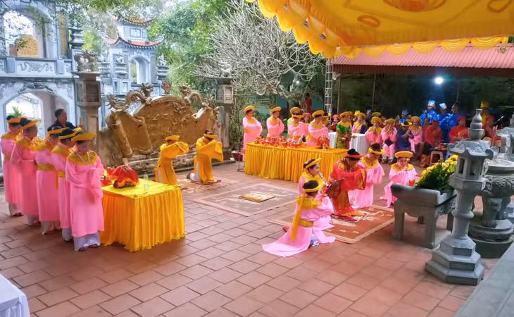Đội tế nữ quan Vân Hà tế lế tại Đền Vua Lý Anh Tông 2.