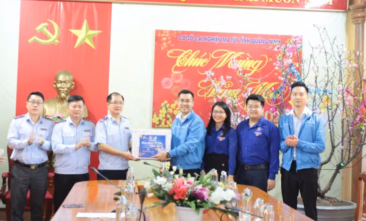  Ban Thường vụ Tỉnh đoàn, Ban Thư ký Hội Liên hiệp thanh niên Việt Nam tỉnh chúc Tết Cơ sở Cai nghiện ma tuý tỉnh Quảng Ninh. 