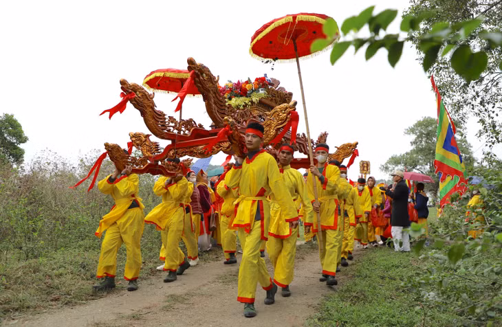 Đoàn rước bình thuỷ từ hồ Côn Sơn về chùa Côn Sơn