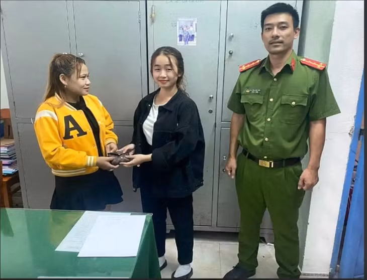 Chị Nguyễn Ái Duyên (bên phải) trao trả lại số tiền 36 triệu đồng cho chị Đinh Thị Trân. (Ảnh: Công an xã Hành Nhân).