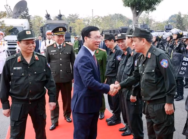 Chủ tịch nước Võ Văn Thưởng với lãnh đạo, sỹ quan chỉ huy Bộ Tư lệnh Cảnh sát Cơ động. (Ảnh: Phạm Kiên/TTXVN)