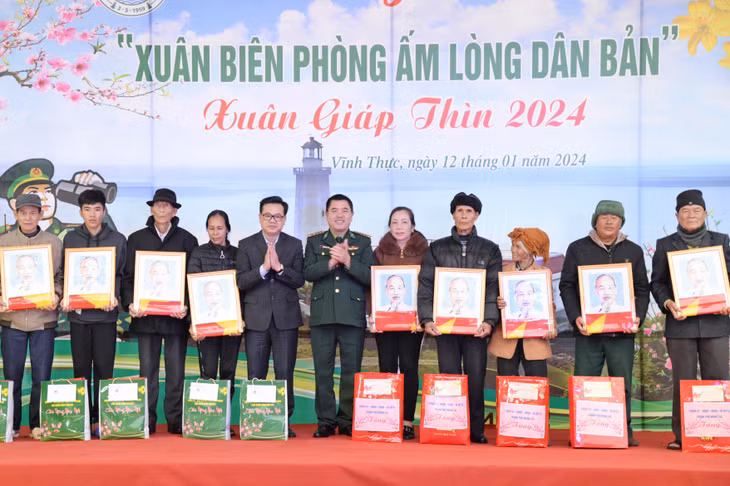 Lãnh đạo BĐBP tỉnh và TP Móng Cái trao quà Tết cho các hộ cận nghèo, gia đình chính sách trên địa bàn xã đảo Vĩnh Trung, Vĩnh Thực. Ảnh: Nguyễn Chiến