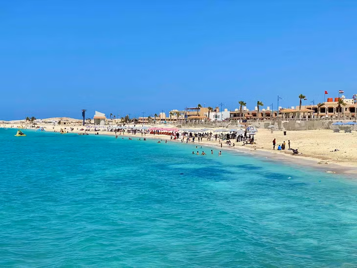 Tại Marsa Matruh, du khách có thể tham gia các hoạt động thể thao dưới nước như lặn biển, lướt ván, chèo thuyền… Ảnh: Nguyễn Quốc Thái