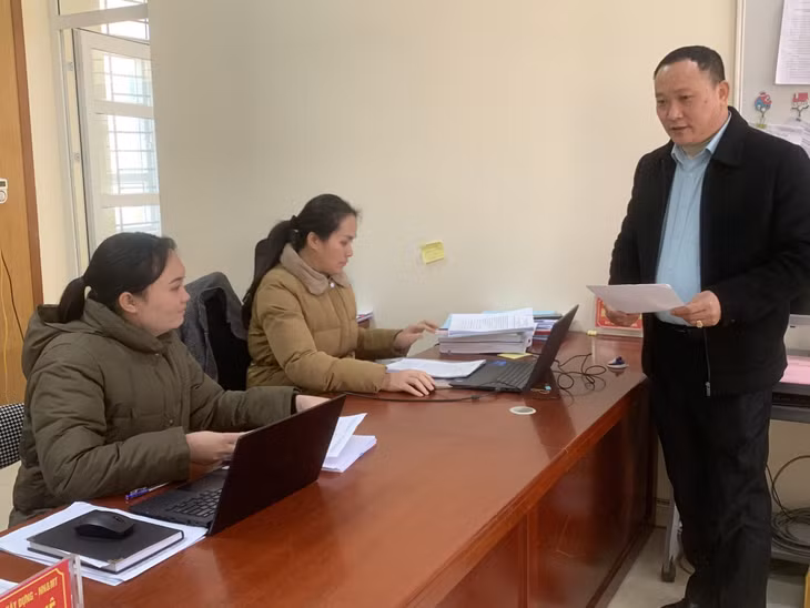 Ông Lộc Văn Sinh, Bí thư Đảng uỷ, Chủ tịch UBND xã Đồng Rui trao đổi công việc với các cán bộ xã.