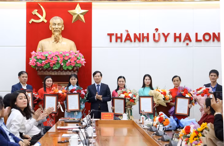 Đồng chí Vũ Quyết Tiến, Bí thư Thành ủy, Chủ tịch Hội đồng thi tuyển trao quyết định bổ nhiệm và tặng hoa chúc mừng các đồng chí được bổ nhiệm giữ chức vụ Phó Hiệu trưởng các trường học Mầm non, phổ thông công lập thuộc thành phố.