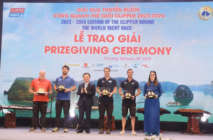 Đồng chí Cao Tường Huy, Phó Bí thư Tỉnh ủy, Chủ tịch UBND tỉnh tặng quà lưu niệm cho đại diện Ban Tổ chức Clipper Race và thuyền trưởng các đội đua.