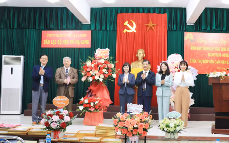 Đồng chí Trịnh Thị Minh Thanh, Phó Bí thư Thường trực Tỉnh ủy tặng hoa chúc mừng Câu lạc bộ Hưu trí Hạ Long.