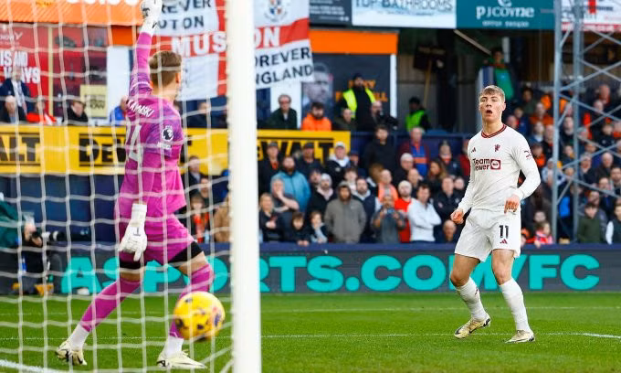 Tình huống Hojlund ghi bàn thứ hai cho Man Utd trước Luton Town trên sân Kenilworth Road, hạt Bedfordshire, vòng 25 Ngoại hạng Anh ngày 18/2/2024. Ảnh: Reuters