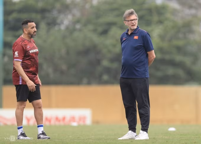 HLV Philippe Troussier (phải) và trợ lý Moulay Azzeggouarh (trái) trong một buổi tập của U22 Việt Nam năm 2023. Ảnh: Hiếu Lương