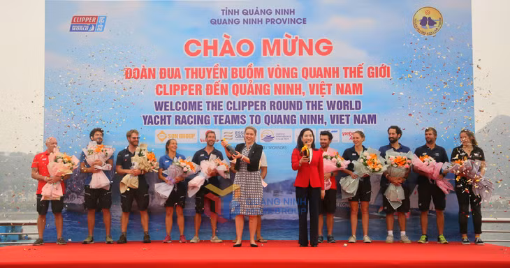 Đồng chí Nguyễn Thị Hạnh, Phó Chủ tịch UBND tỉnh Quảng Ninh và bà Nadine Harris, Quản lý quan hệ đối tác và sự kiện, Công ty Clipper Ventures, bật sâm panh và tặng hoa chúc mừng thuyền trưởng của 11 đội đua.