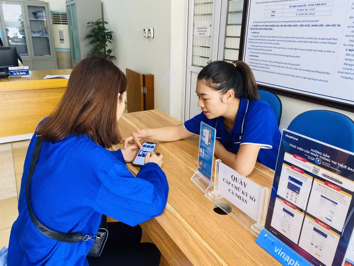 Nhân viên VNPT cấp chữ ký miễn phí cho công dân tại Trung tâm Hành chính công huyện Vân Đồn. Ảnh: Ngọc Trâm