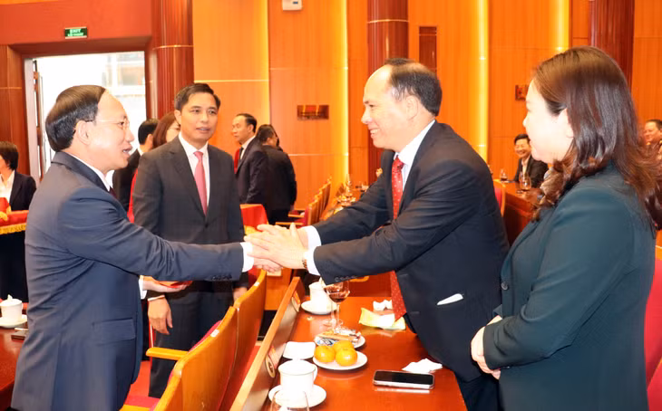 Đồng chí Nguyễn Xuân Ký, Bí thư Tỉnh ủy, Chủ tịch HĐND tỉnh lì xì đầu năm mới cho cán bộ, công chức, viên chức.