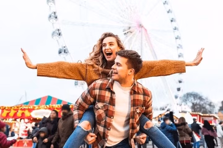 Khoảnh khắc hạnh phúc của cặp đôi tại khu vui chơi. (Ảnh: Shutterstock)