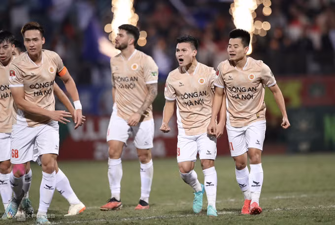Nguyễn Quang Hải ăn mừng bàn thắng khi CAHN đánh bại Thanh Hóa 3-1 trên sân Hàng Đẫy ngày 27/2. Ảnh: Lâm Thỏa