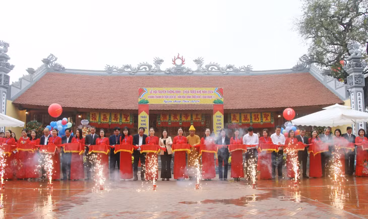 Các đại biểu cắt băng khánh thành công trình tôn tạo Di tích lịch sử - văn hóa cấp tỉnh đình Triều Khê...