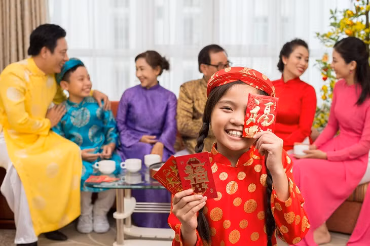 Tết là thời điểm trẻ học được nhiều điều mới lạ vì có cơ hội tiếp xúc, gặp gỡ nhiều người.