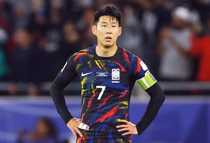 Hai ngón tay của Son Heung-min được bó chặt trong trận bán kết Asian Cup gặp Jordan