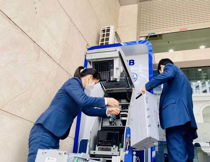 Cán bộ MB Bank Quảng Ninh thực hiện tiếp quỹ tại các cây ATM/CDM hằng ngày.