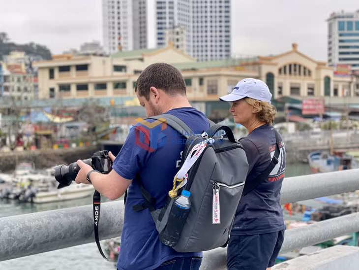 Tại mỗi địa điểm dừng chân, các thành viên Nhóm truyền thông Cuộc đua Cipper Race đều tác nghiệp, ghi lại những hình ảnh về lịch sử, văn hóa, con người Hạ Long.