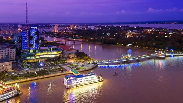 Cầu đi bộ là địa điểm công cộng, nên bạn có thể ghé bất kỳ thời gian nào trong ngày, tuy nhiên 3 thời điểm check-in mát, dễ chịu, dễ có hình đẹp nhất là vào sáng sớm (săn bình minh); xế chiều (săn hoàng hôn) và buổi tối (hệ thống đèn led của cầu được thắp sáng).