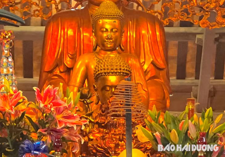 Tượng Phật Hiện Tại trong bộ Tam Thế Phật chùa Côn Sơn