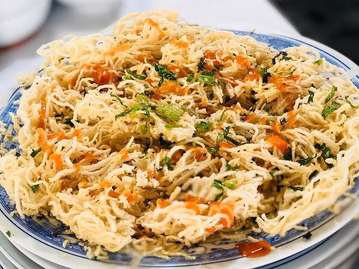 Ngoài ra, đến đây, bạn còn có cơ hội thưởng thức món ngon từ hủ tiếu từ hủ tiếu Nam Vang, hủ tiếu áp chảo quen thuộc... đến pizza hủ tiếu độc đáo. Các lò sản xuất hủ tiếu tại Cần Thơ mở cửa miễn phí cho khách tham quan, trải nghiệm. Để hỗ trợ người dân, bạn có thể thưởng thức món ngon từ hủ tiếu hay mua các món ngon từ hủ tiếu tại đây để làm quà cho bạn bè, người thân.