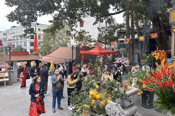 Đền Đức Ông Trần Quốc Nghiễn, TP Hạ Long thu hút người dân đến chiêm bái ngày đầu năm mới.