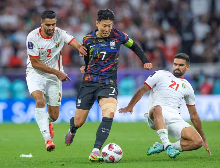 Son Heung-min bất lực trước các cầu thủ Jordan. (Ảnh: Getty Images)