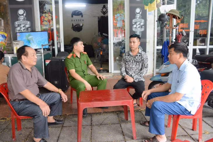 Công an phường Quang Hanh (TP Cẩm Phả) nắm tình hình địa bàn. Ảnh: Hoàng Tân (CTV)