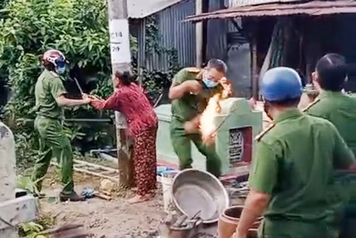 Phượng cùng Phân, Đào, Phiên và Nhàn chống lại lực lượng Công an đang thi hành công vụ.